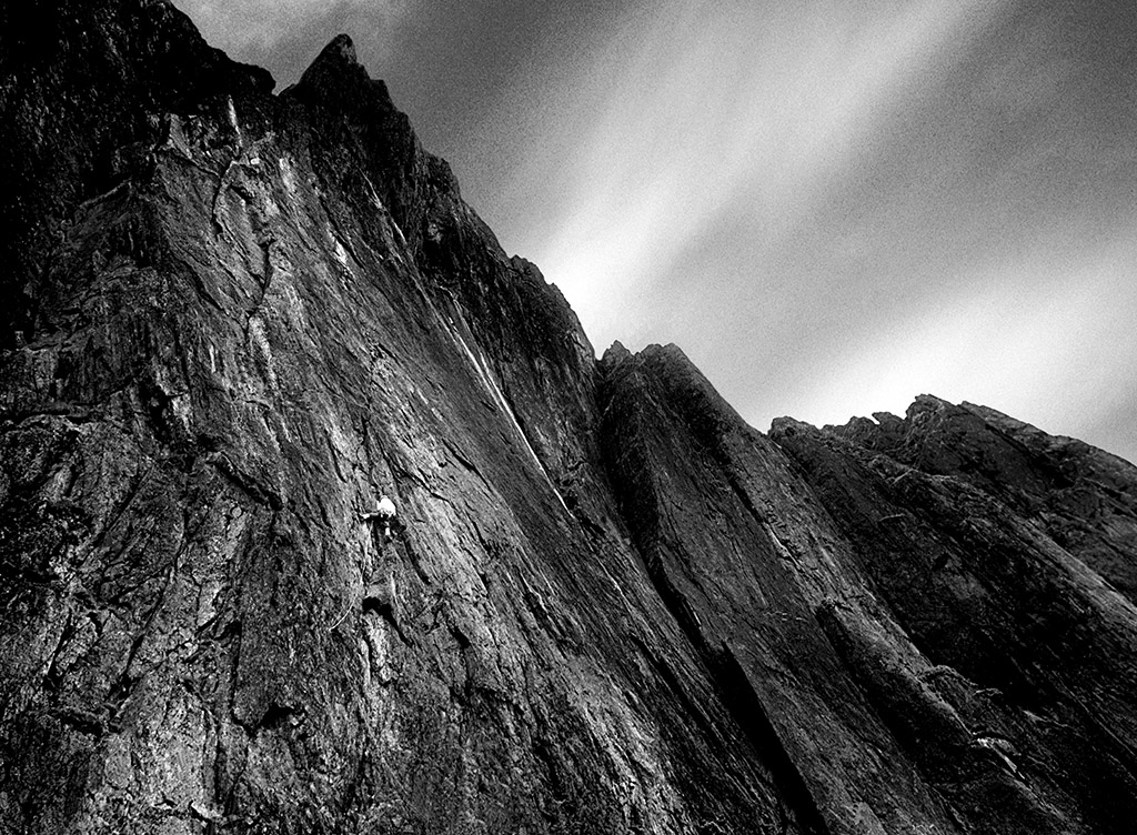 Pete Crew in action on Great Wall. Photo: © John Cleare / Mountain Camera Picture Library