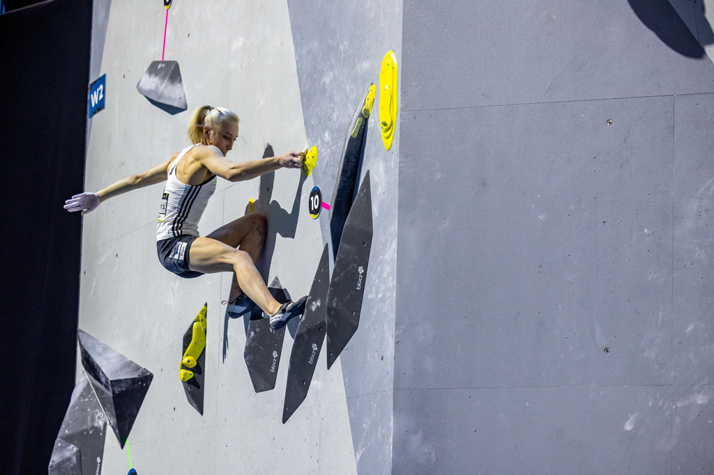 Janja Garnbret on W2 in the Boulder round of the Combined Final at the World Championships. Photo: Jan Virt/IFSC