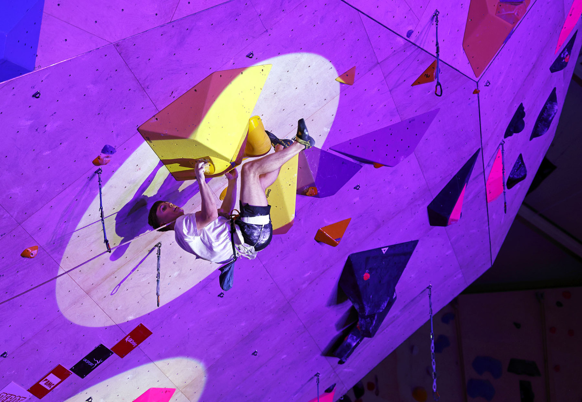 Upside-down thinking from second-placed Rhys Conlon. Photo: © David Simmonite