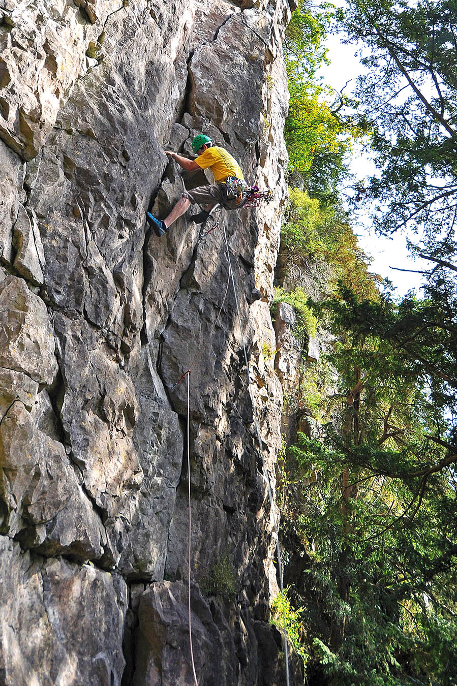 James Slater climbing fast to avoid the pump on Cadillac (VS 4c), one of the three-star routes of the crag. Photo: © Mark Davies