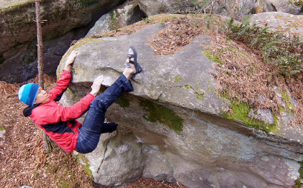  Sloping lips with steep walls underneath can usually be overcome with the use of a heel hook and a good gurn. A good spotter in this sort of position is required.