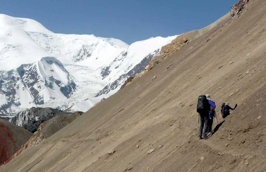 The scary traverse on fine, loose scree. Photo: © Richard Haszko