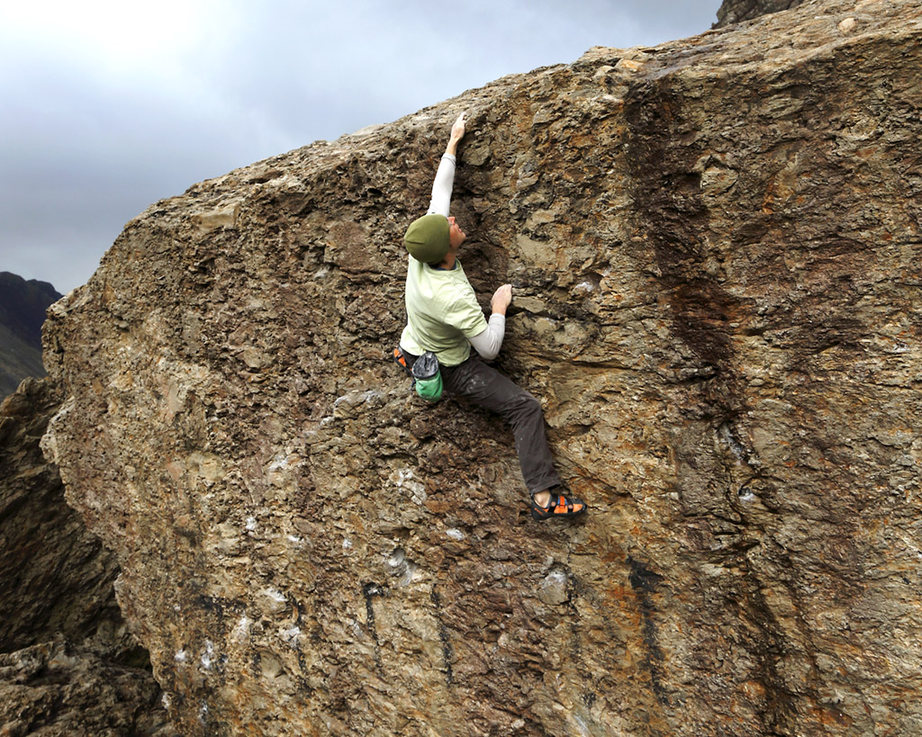 Ben Bransby climbing The Ramp (V1) on the Roadside Face. Photo: © David Simmonite