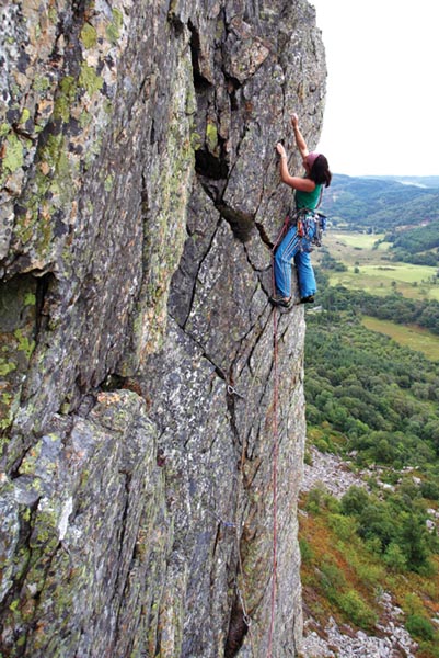 Ruth Taylor climbing the top pitch of Oriole (E3 5c, 5a) S H Wall Crafnant, Wales. Photo: David Simmonite