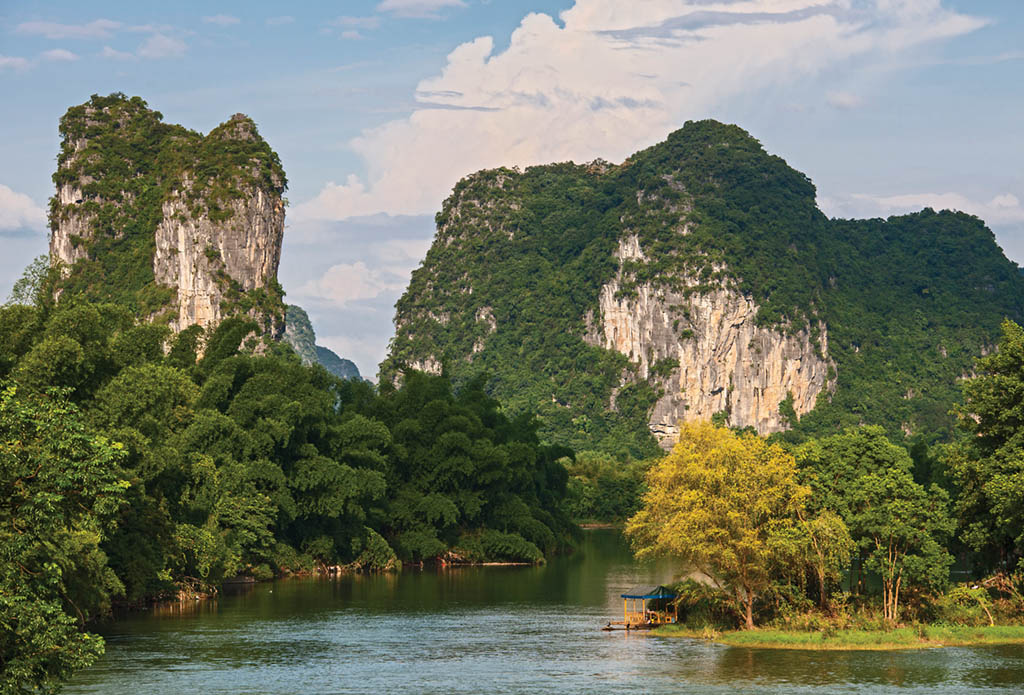 The Yu Long River with Low Mountain on the left and Space Buttress on the right. Photo: Thorsten Henn