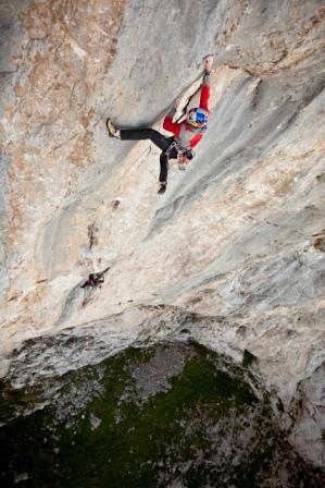 Iker Pou leading pitch 13 of Orbayu. Photo: Tim Kemple / Red Bull Photofiles