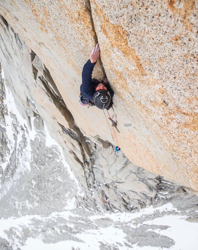 Pete Whittaker freeing the crux pitch on Anda p' alla! on the West Face of Guillaumet. Photo: @julia.cassou