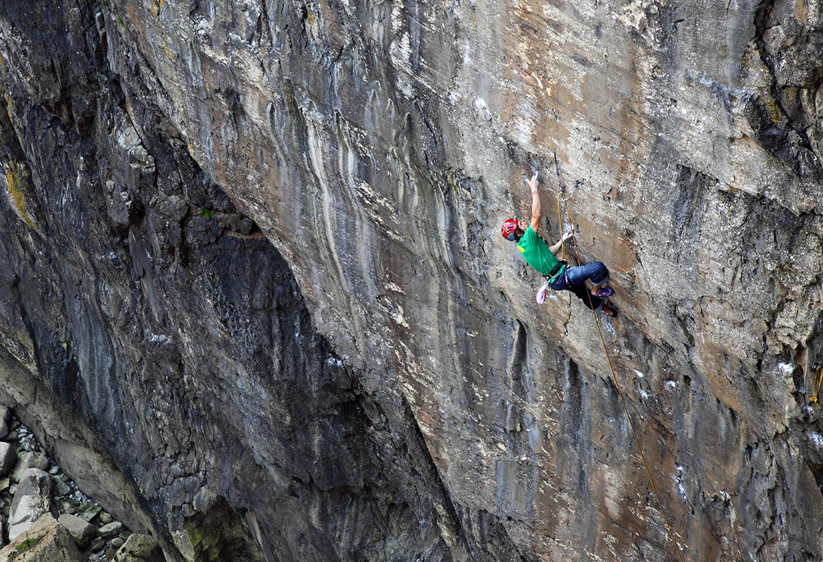 James Pearson on his flash attempt at Muy Caliente (E10 6c) in Pembroke. Photo: © David Simmonite