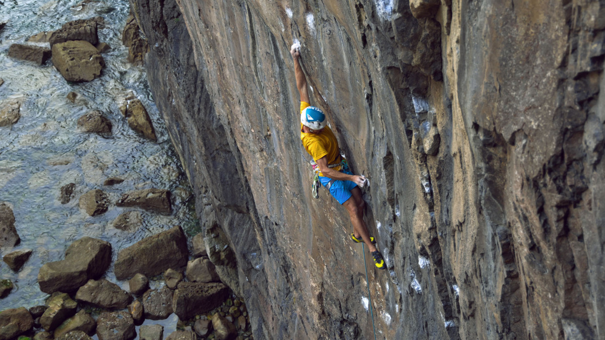 Siebe Vanhee flashing Muy Caliente (E9 6c), Pembroke, Wales.Photo: Andrea Cossu/Onsen Productions