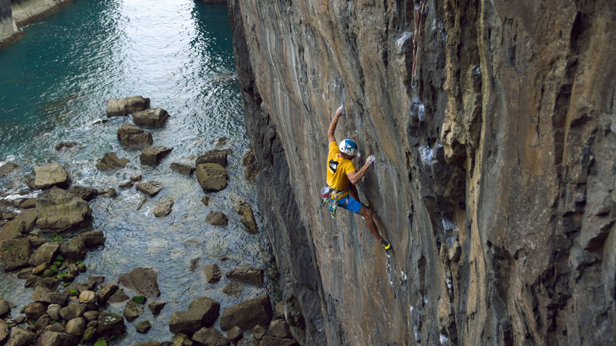 Siebe Vanhee flashing Muy Caliente (E9 6c), Pembroke, Wales.Photo: Andrea Cossu/Onsen Productions
