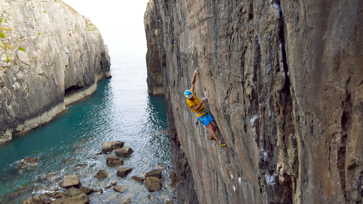 Siebe Vanhee flashing Muy Caliente (E9 6c), Pembroke, Wales.Photo: Andrea Cossu/Onsen Productions