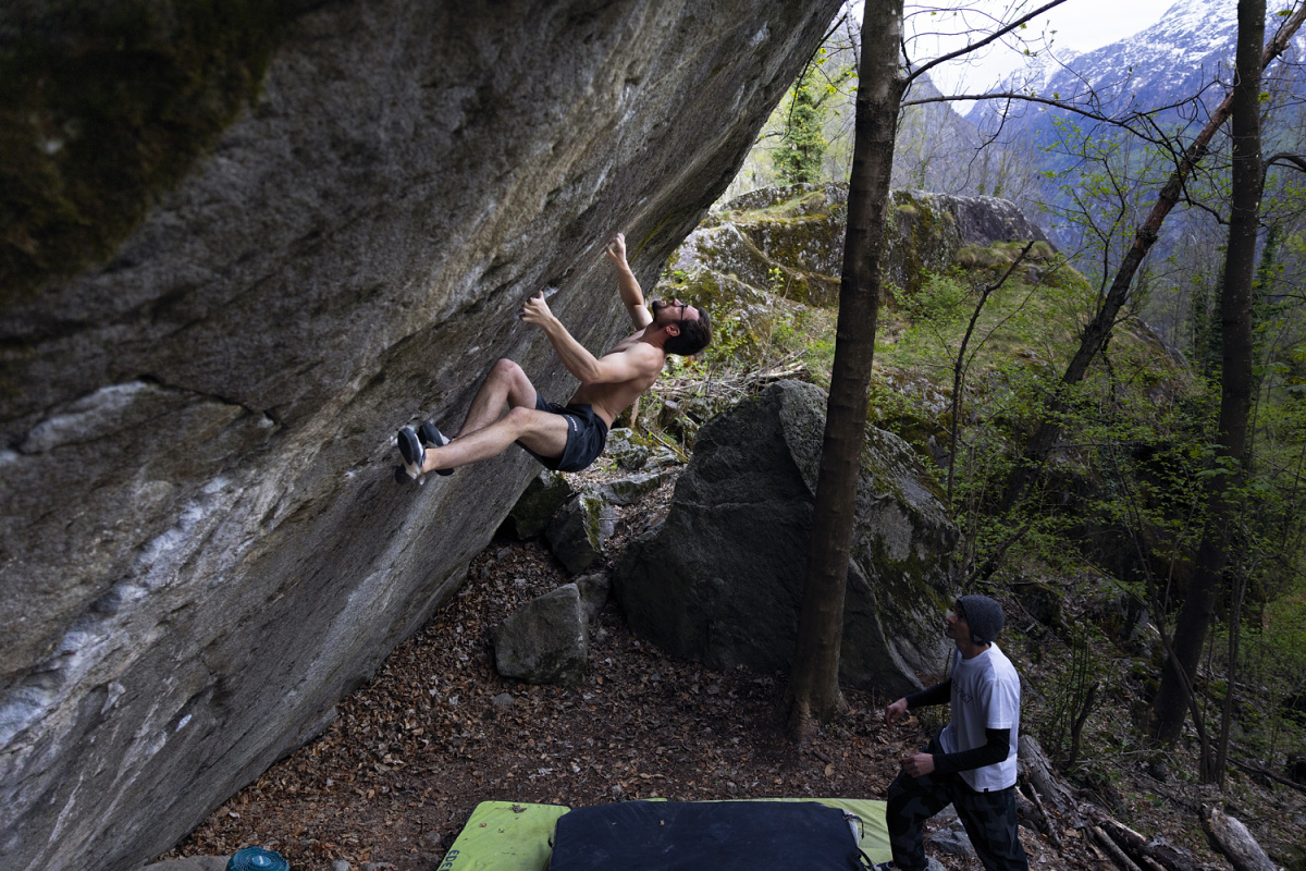 Will Bosi on Embrace Gravity (Font 8B+). Photo:  @robbie_meade