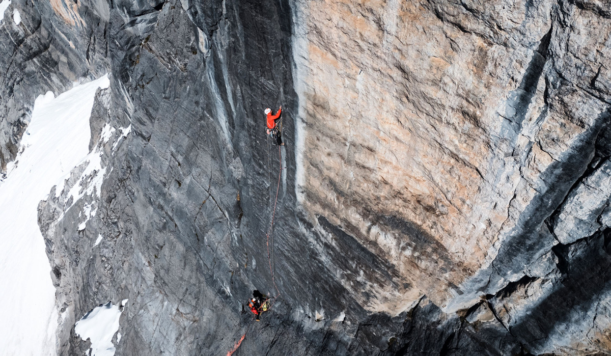 Alexander Huber climbing a tough crack on Kolibri. Photo: © Dani Arnold