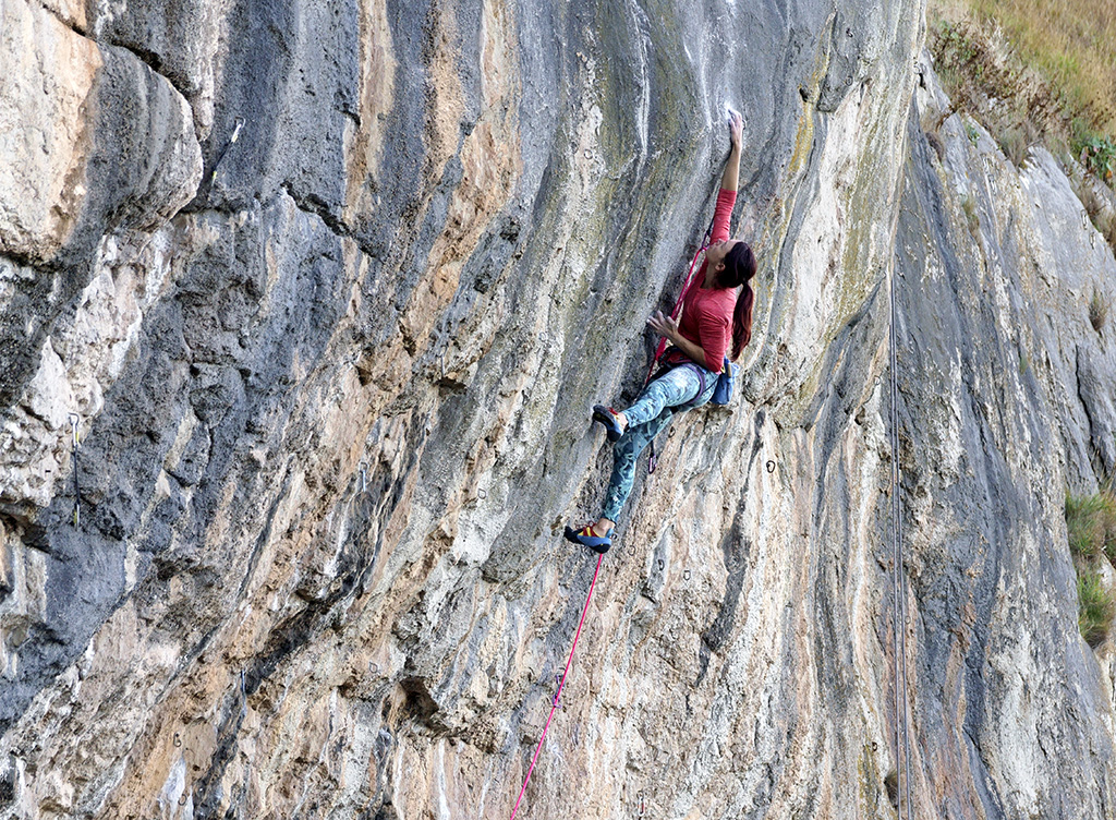 Emma Twyford on The Big Bang during one of her final attempts before repointing it. Photo: © David Simmonite