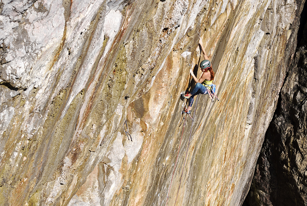 Emma Twyford on The Big Issue (E9 6c), Pembroke. Photo: © Ray Wood