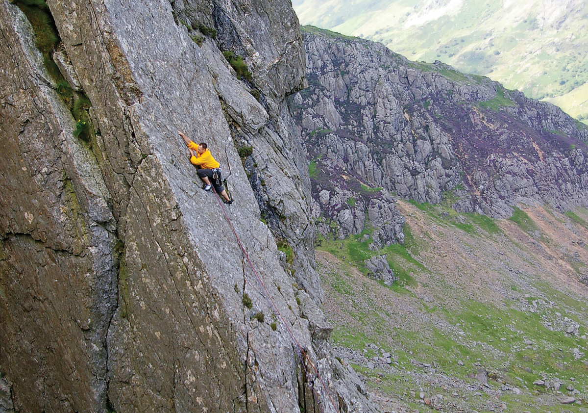 Simon Wooden on the magnificent Main Wall (HS) on Cyrn Las. Photo: © Don Sargeant