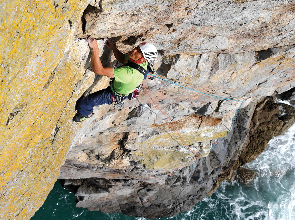 Check out the exposure – Yuji Hirayama in the bottomless groove of the superb Sealhunt (E1 5b), Heart of Darkness Area. Photo: © David Simmonite