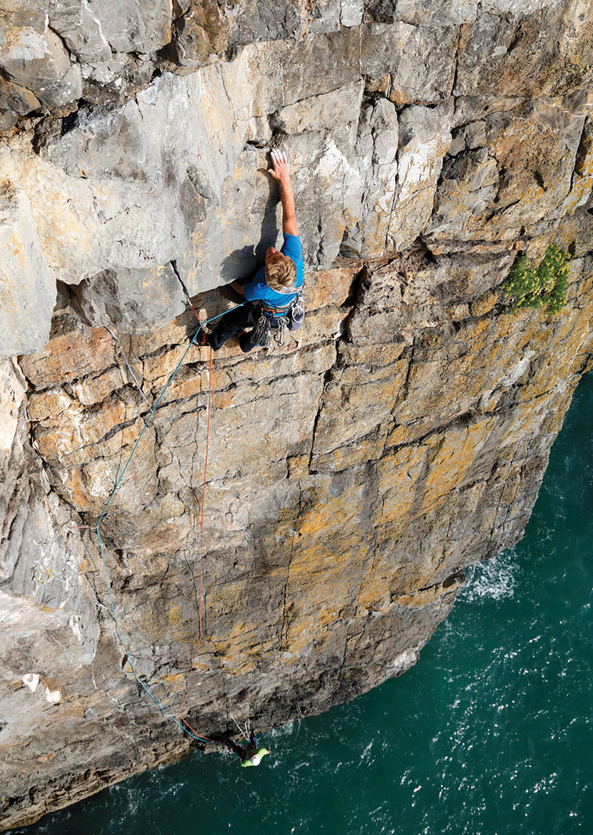 Article author, Sam Brown makes the big move on Crystal Grazer (E2 5c) in the Beach area. Photo: © David Simmonite