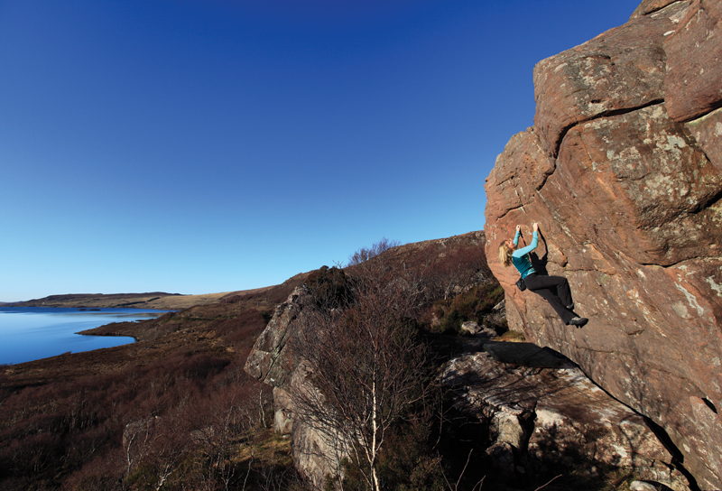 Claire Aspinall climbing the stunning Scooped Wall Traverse (V3) and an equally stunning location. Photo: © Mike Hutton