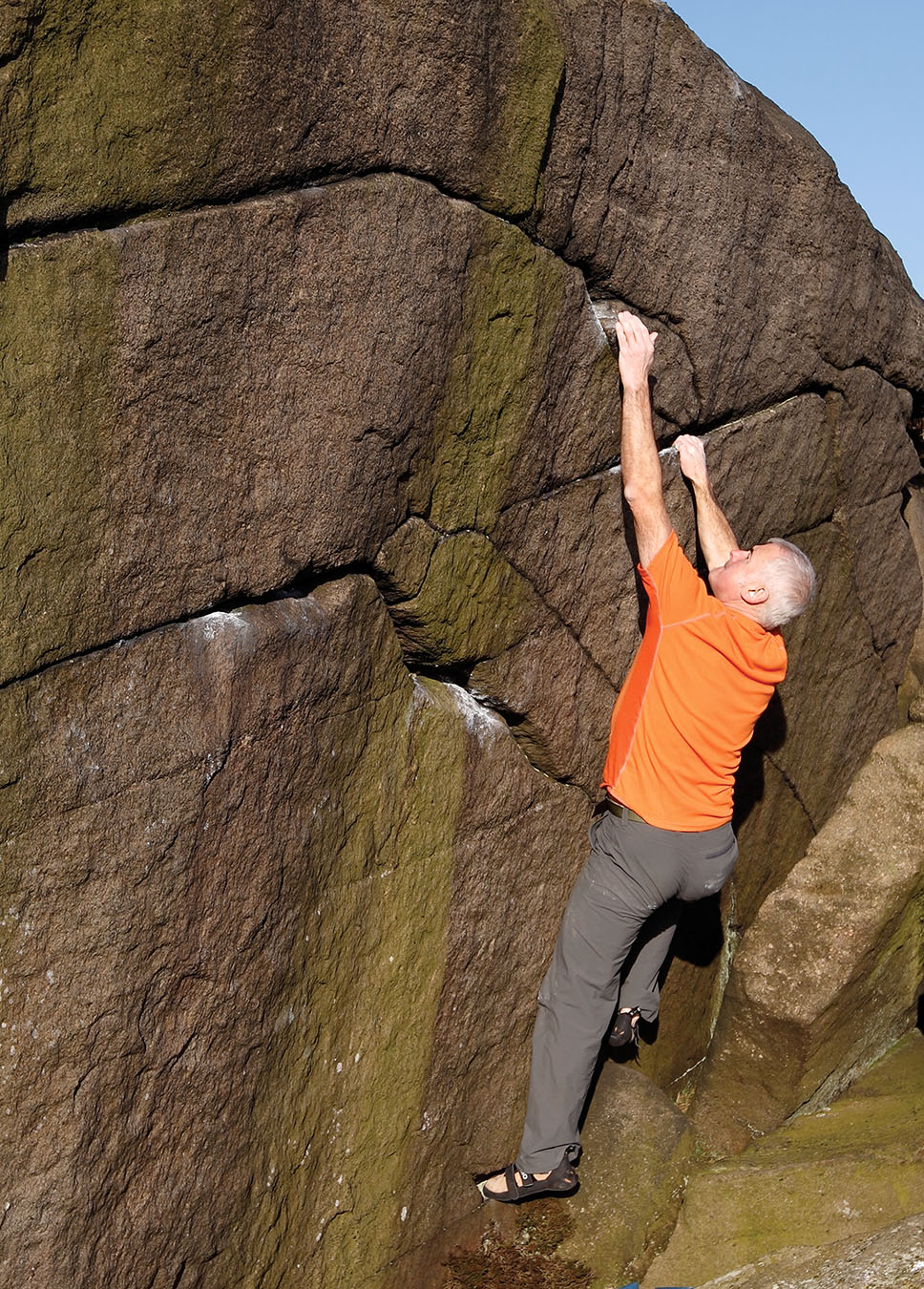 Stephen Coughlan stretches out on Zorro (V1) Stanage Apperent North. Photo: © David Simmonite