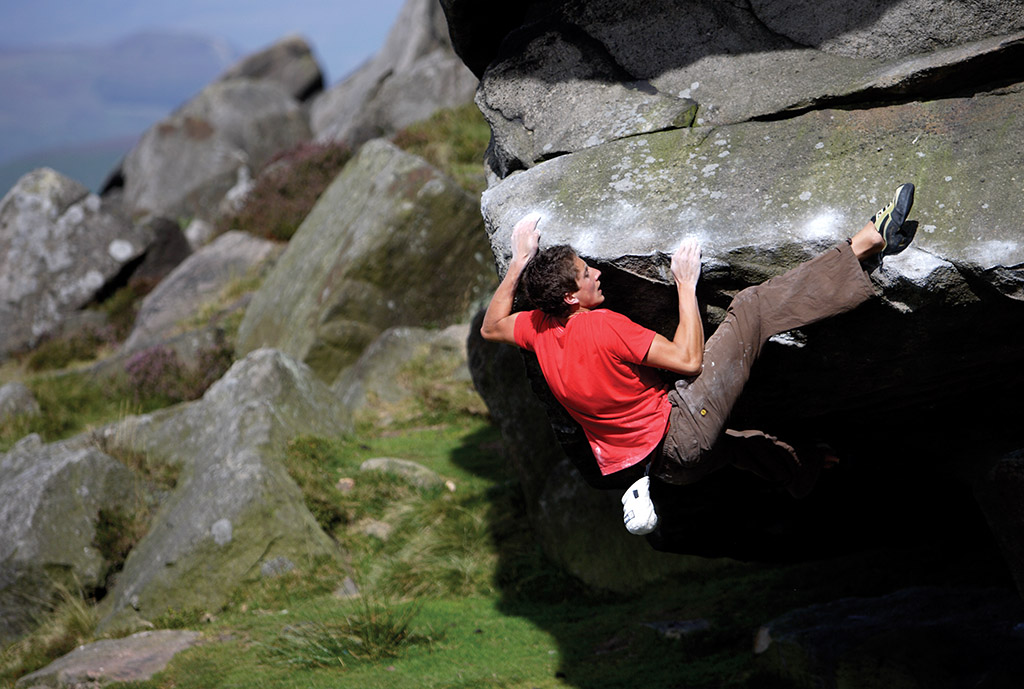 Hamper's Hang is a right of passage for any self respecting grit boulderer at a tasty V7 grade. Matt Pickles does it the technical way. Photo: © David Simmonite