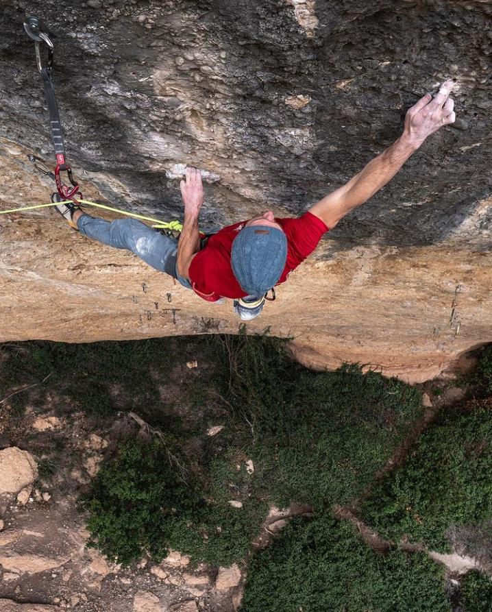 Tom Bolger cranking on pockets, a ‘must have’skill to climb at Margalef. “? the hardest mono move I’ve ever tried !!!!!” according to Tom. Photo: Esteban Lahoz (@esteban.ele.eme)